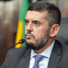 Rodrigo Bacellar durante discurso, sério.