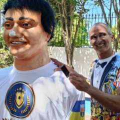 Ronald Montenegro ao lado de um boneco gigante