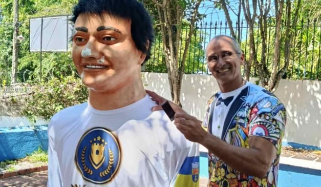 Ronald Montenegro ao lado de um boneco gigante