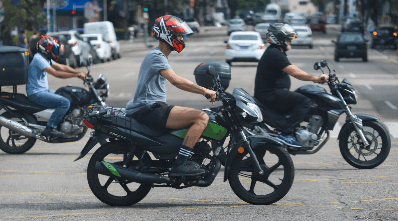 motociclistas no trânsito de curitiba