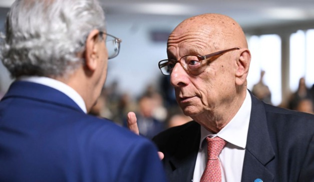 Senador Esperidião Amin (PP-SC), relator do PL da Dosimetria, conversa durante sessão da CCJ.