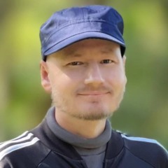 Norte-americano morto em hospital de curitibha em foto com boné azul