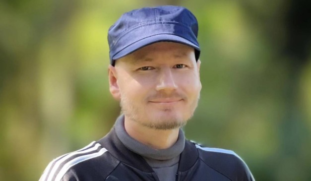 Norte-americano morto em hospital de curitibha em foto com boné azul