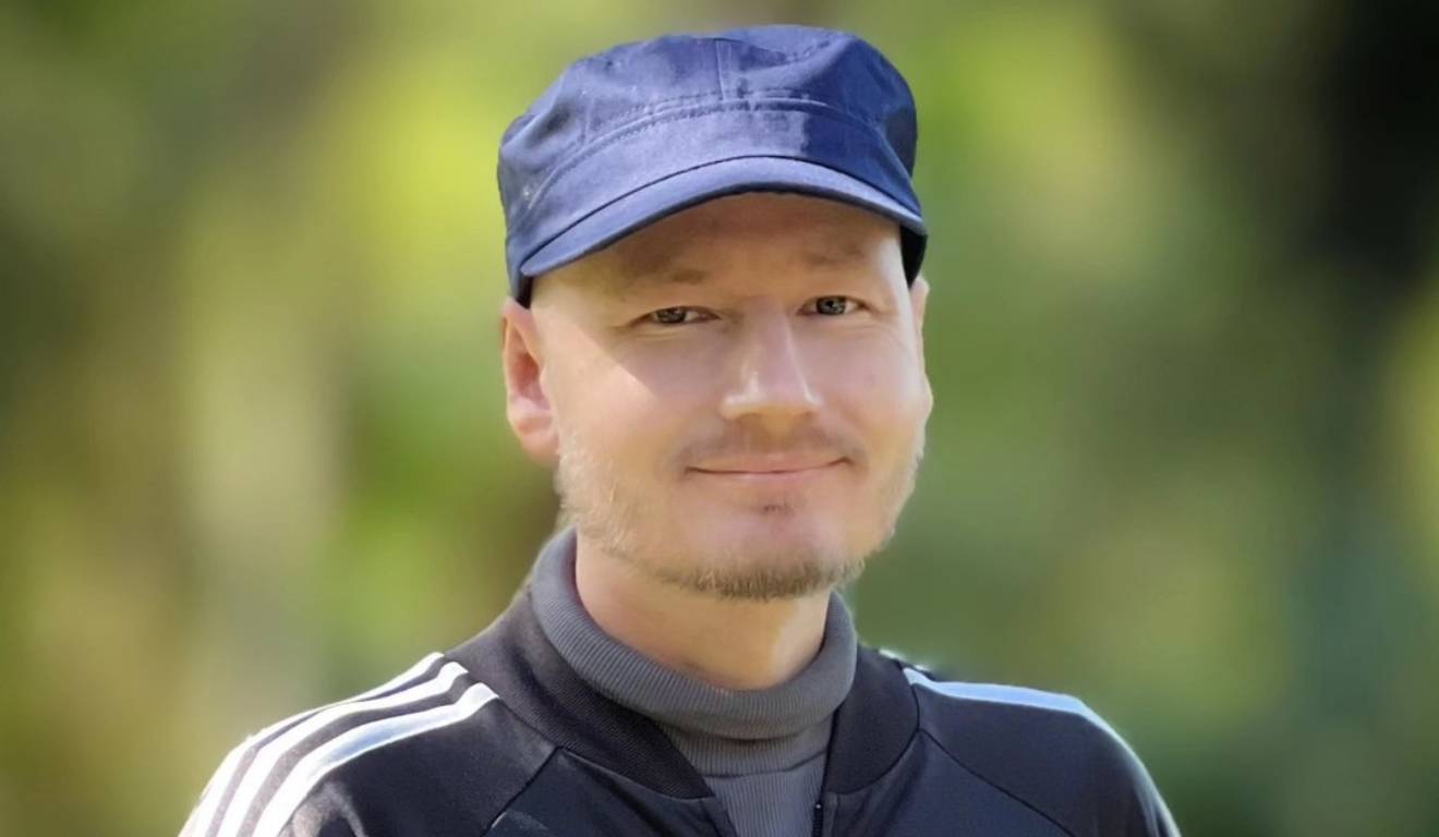 Norte-americano morto em hospital de curitibha em foto com boné azul