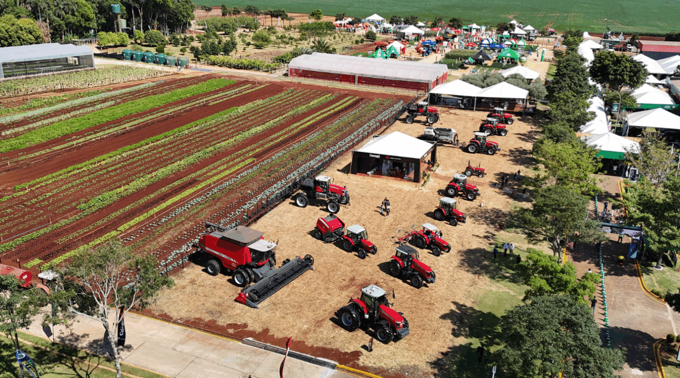 foto aerea de evento do agro paranaense, com campo e máquinas agrícolas