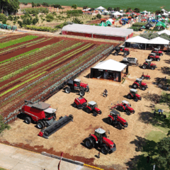 foto aerea de evento do agro paranaense, com campo e máquinas agrícolas