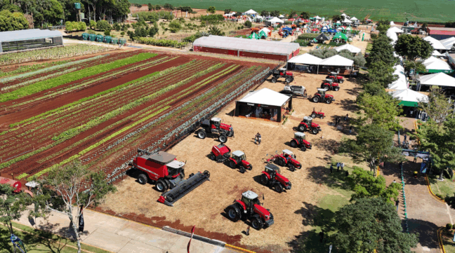 foto aerea de evento do agro paranaense, com campo e máquinas agrícolas