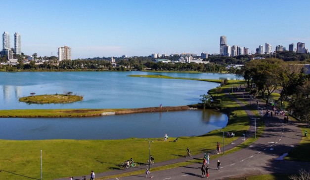 foto do parque barigui em curitiba para ilustrar a previsão do tempo de dezembro no parana