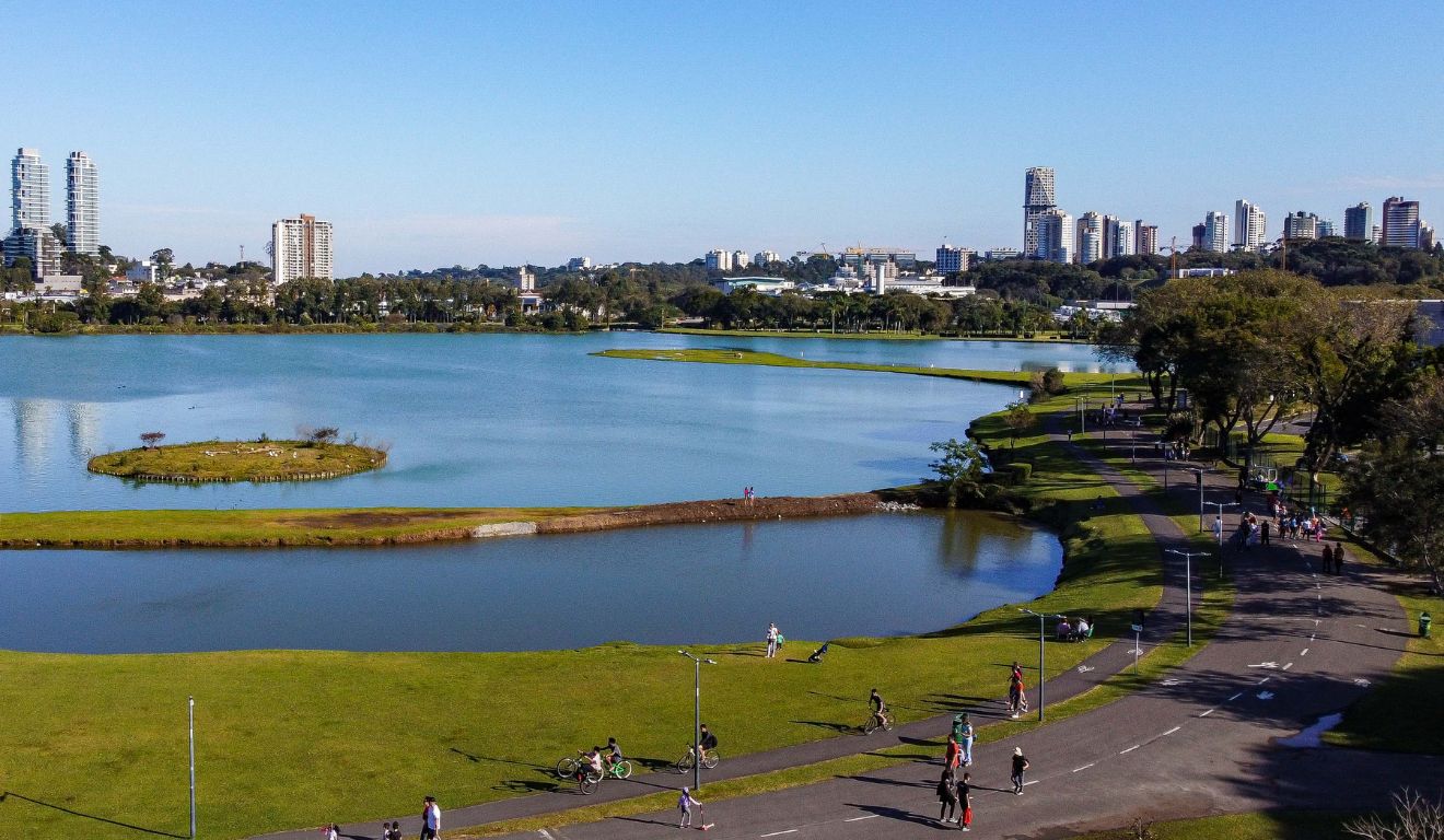 foto do parque barigui em curitiba para ilustrar a previsão do tempo de dezembro no parana