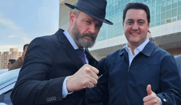 tito barichello ao lado de ratinho junior