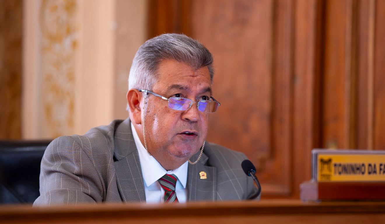 Vereador Toninho da Farmácia (PSD) em sessão na Câmara Municipal de Curitiba