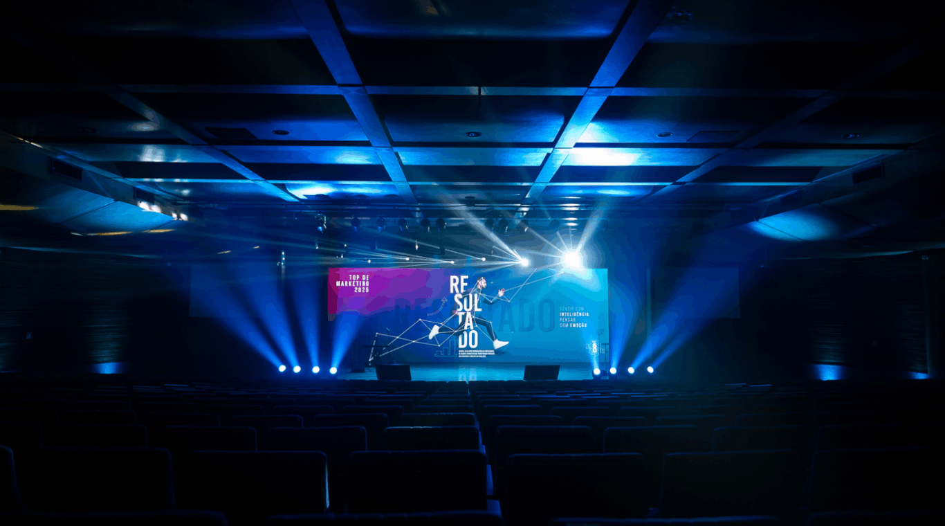 palco do evento top market da adbv/pr