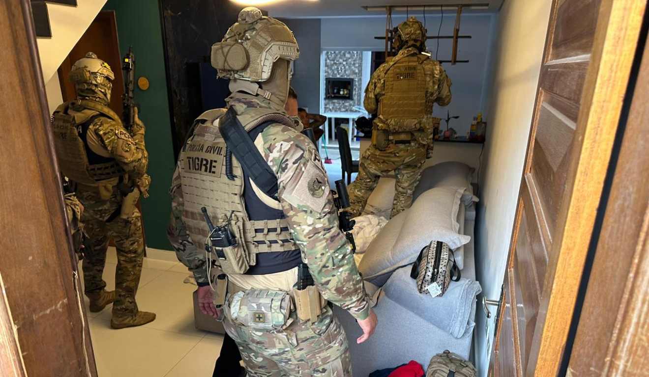 Agentes em endereço alvo de operação contra tráfico e drogas
