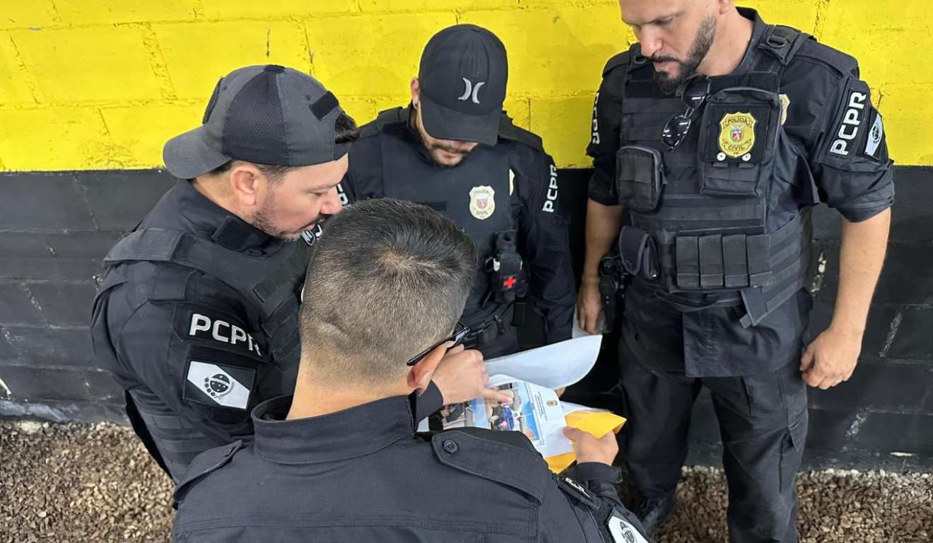 Policiais durante operação contra o tráfico de drogas no sudoeste do PAraná