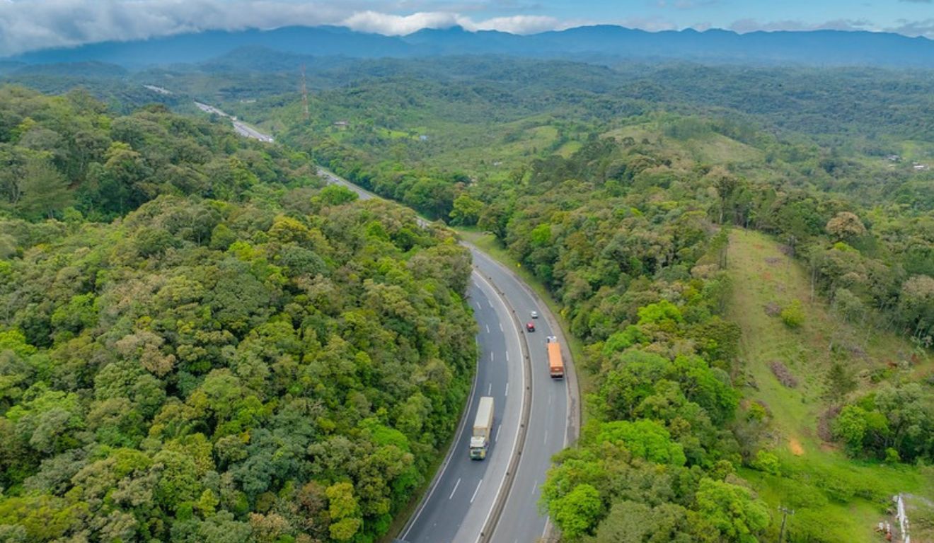 foto de estrada no para para ilustrar o trânsito