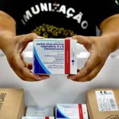 Agente de saúde segura caixa da vacina contra o vírus sincicial respiratório (VSR), causador da bronquiolite