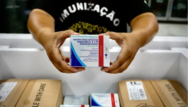 Agente de saúde segura caixa da vacina contra o vírus sincicial respiratório (VSR), causador da bronquiolite