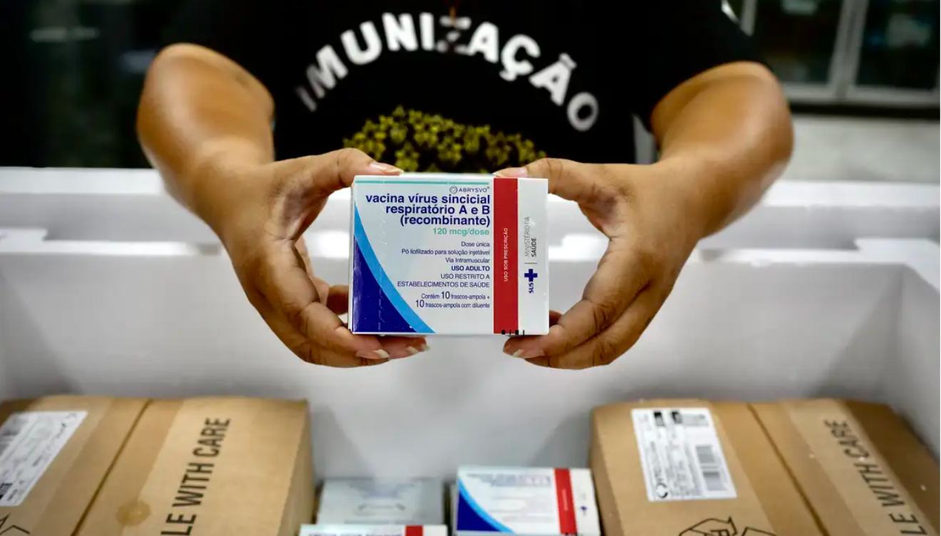 Agente de saúde segura caixa da vacina contra o vírus sincicial respiratório (VSR), causador da bronquiolite