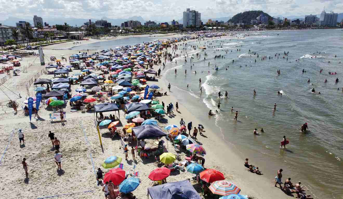 Imagem aérea da praia de Guaratuba, no litoral paranaense