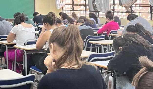 Alunos durante vestibular da Unioeste