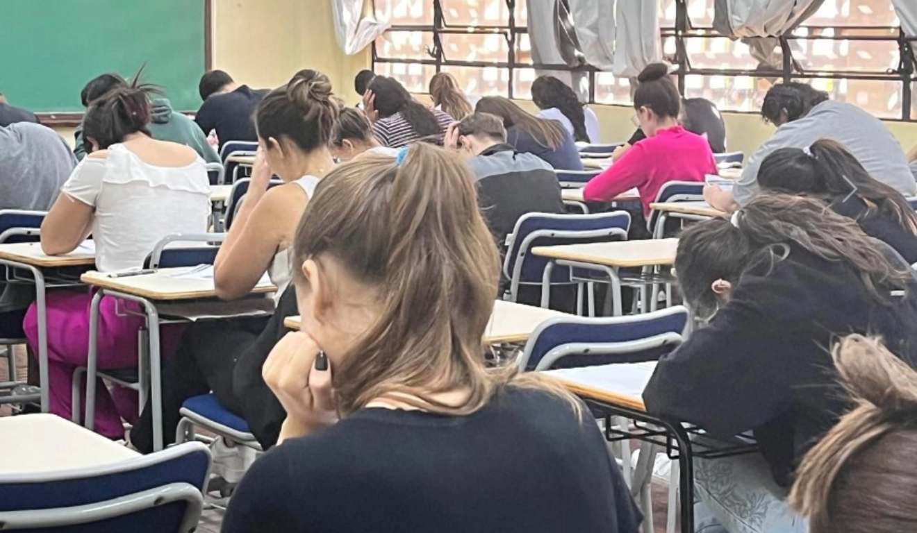 Alunos durante vestibular da Unioeste