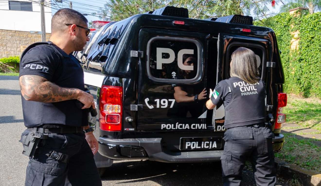Foto do viatura e agentes da polícia civil