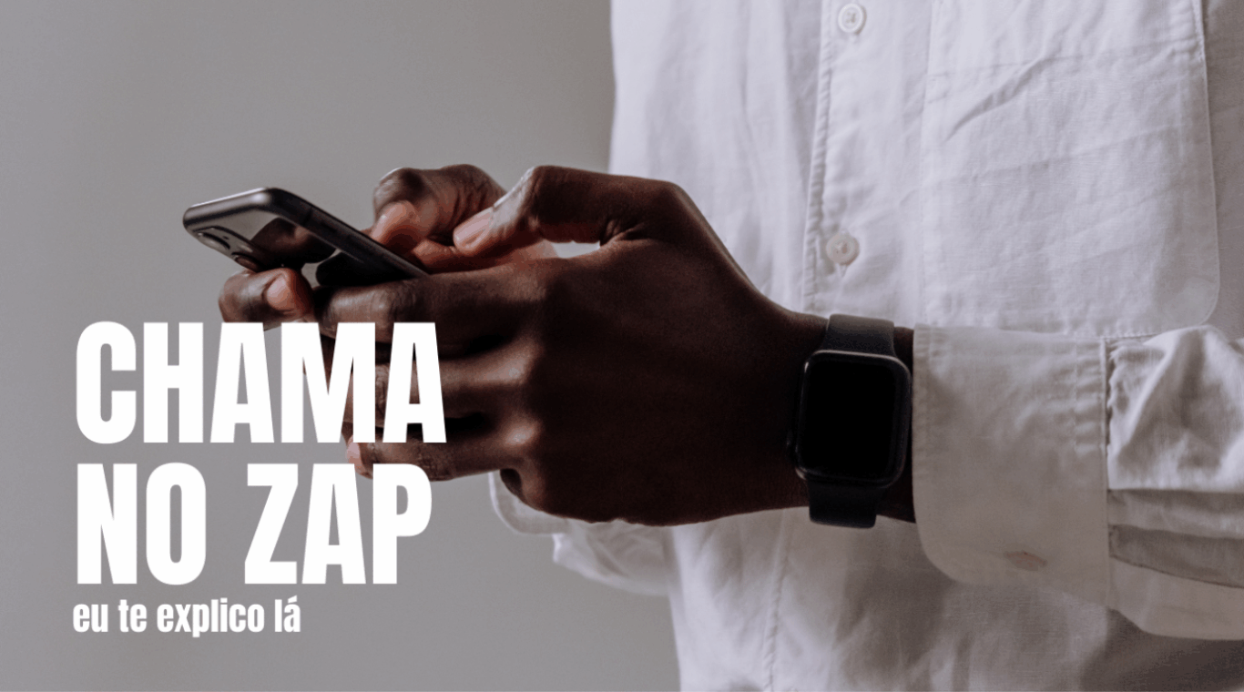 homem mexendo no celular com os dizeres escritos na tela "chama no zap"