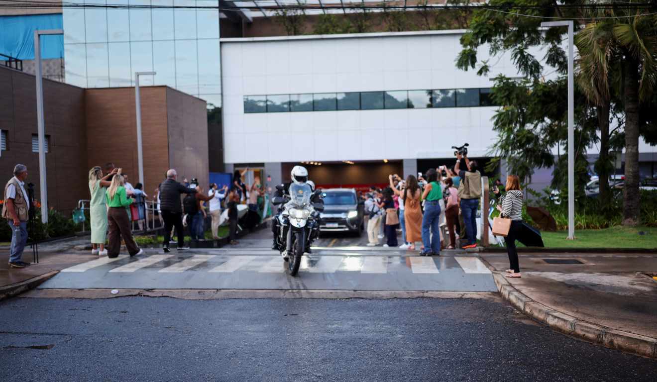 Comboio leva o ex-presidente Jair Bolsonaro de volta à prisão na PF após receber alta do hospital