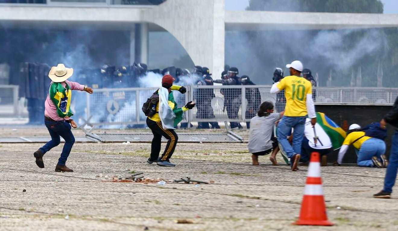 Manifestantes atacam sede dos Três poderes