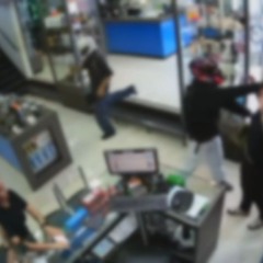 Adolescentes durante roubo a loja em Cascavel; um dos atendentes foi agredido na a&ccedil;&atilde;o