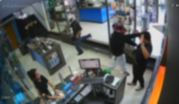 Adolescentes durante roubo a loja em Cascavel; um dos atendentes foi agredido na ação