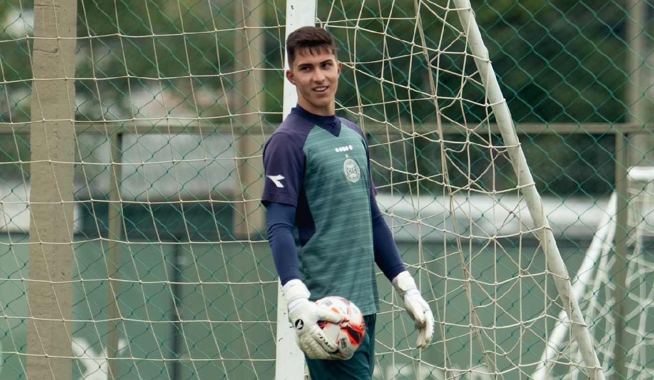 Benassi, goleiro do Coritiba, em treinamento