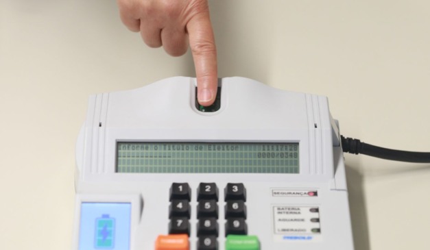 Leitor de biometria da Justiça Eleitoral reconhece digital de eleitor; Eleição em 2026 votará, entre outros cargos, o próximo presidente