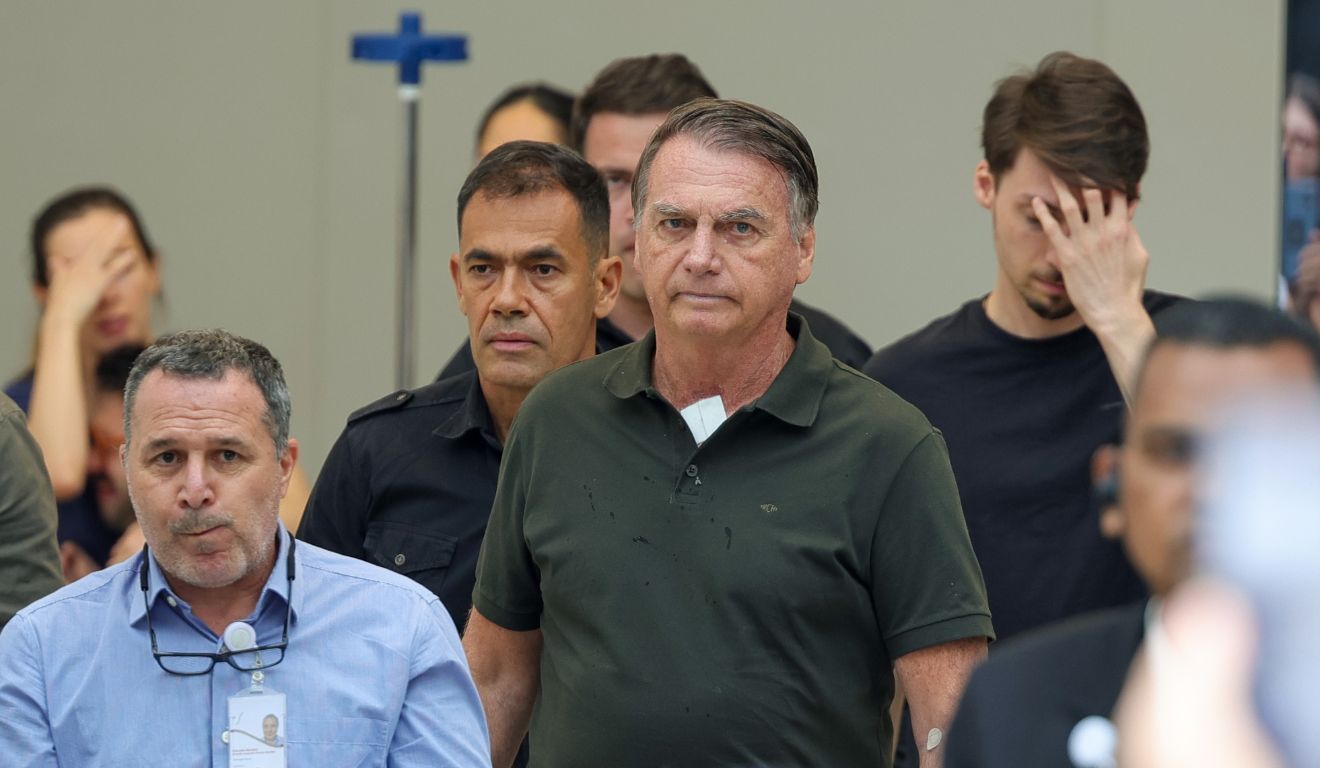 Jair Bolsonaro em Brasília, com o filho Jair Renan ao lado