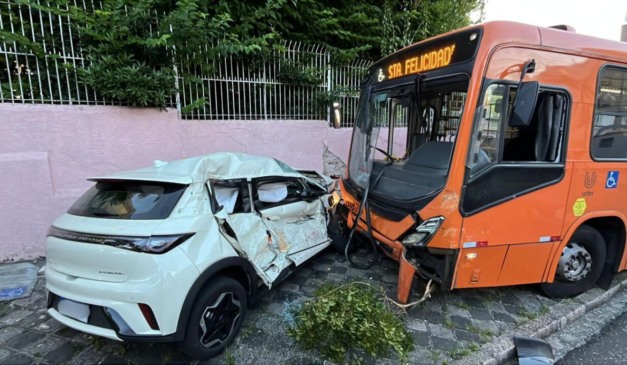 carro que foi arrastado por ônibus em acidente em curitiba