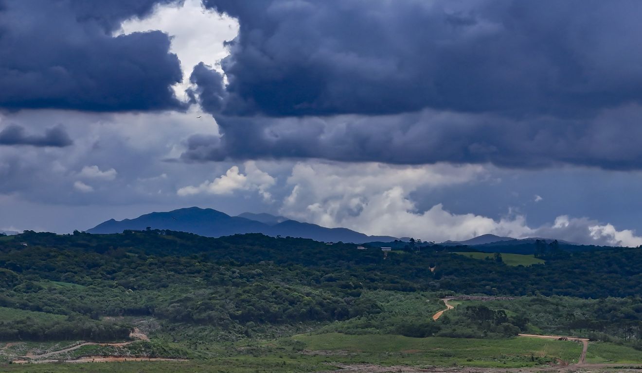 Imagem de formação de nuvens no Paraná; fim de semana deve registrar chuva e calor no estado