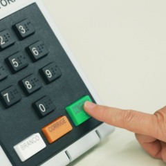 Urna eleitoral; imagem alusiva &agrave;s Elei&ccedil;&otilde;es 2026