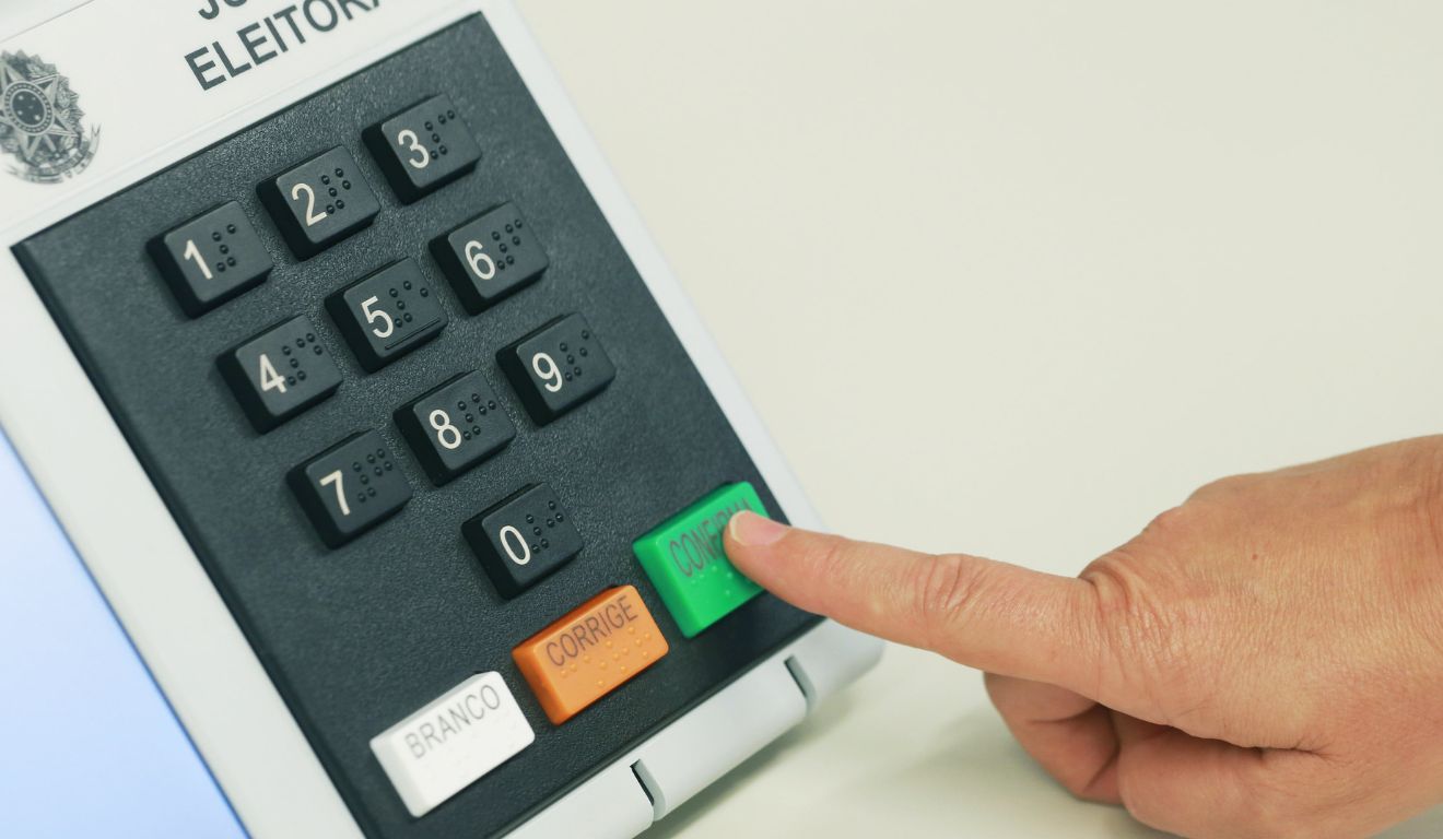 Urna eleitoral; imagem alusiva às Eleições 2026