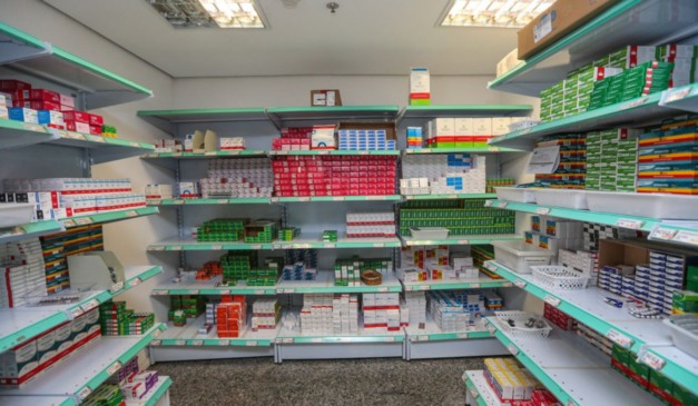 Imagem de farmácia; enfermeiros poderão receitar antibióticos em todo o Brasil