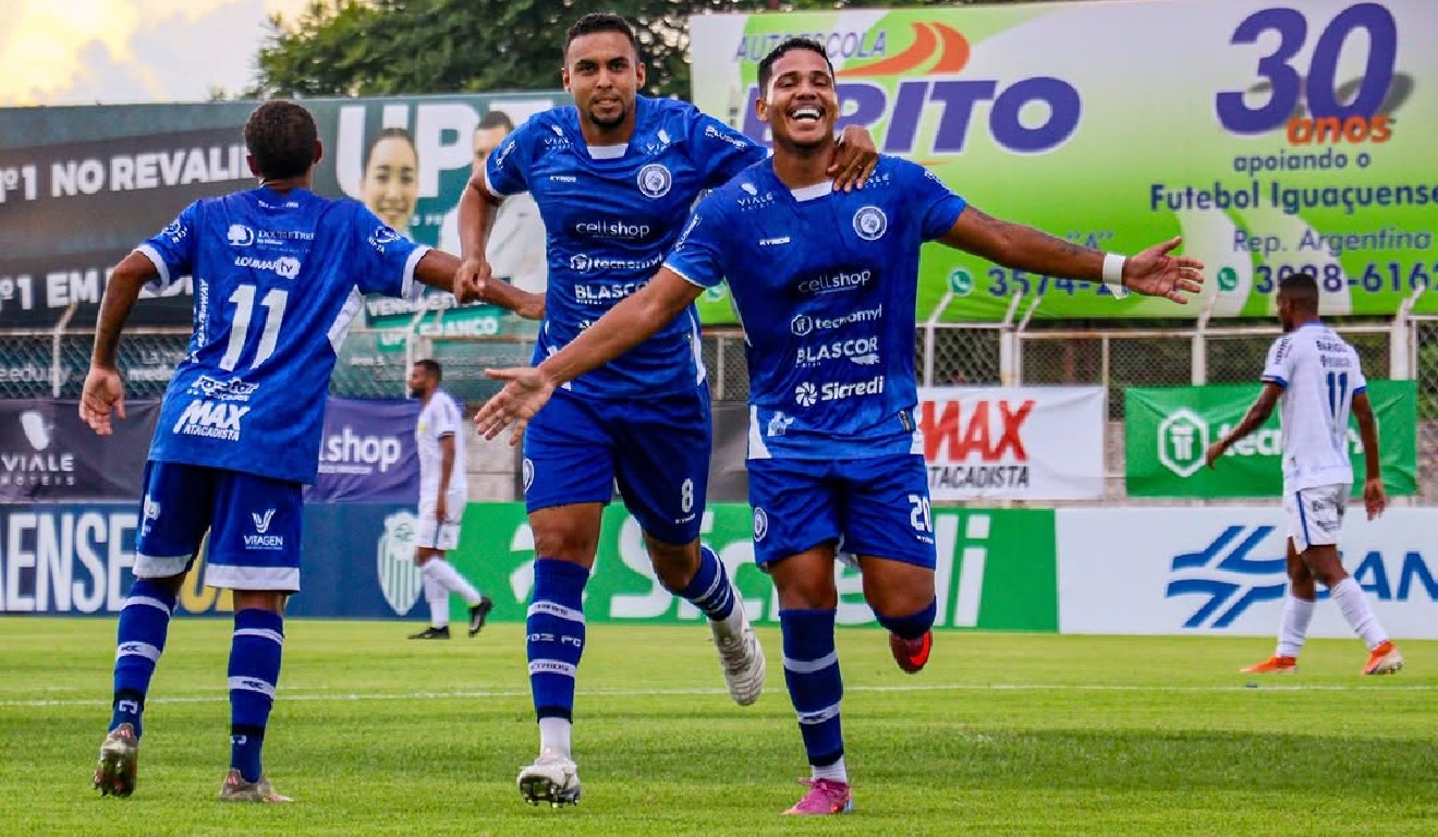 Jogadores do Foz comemoram gol contra o Andraus