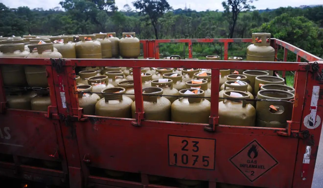 Caminhão com diversos botijões de gás na traseira