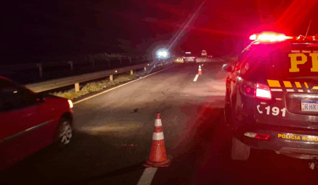 Idoso para em acostamento para urinar e morre atropelado no Paraná