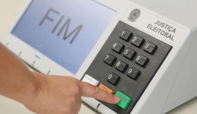 Eleitor vota em urna eleitoral; Importância do voto é essencial para uma democracia, como o Brasil