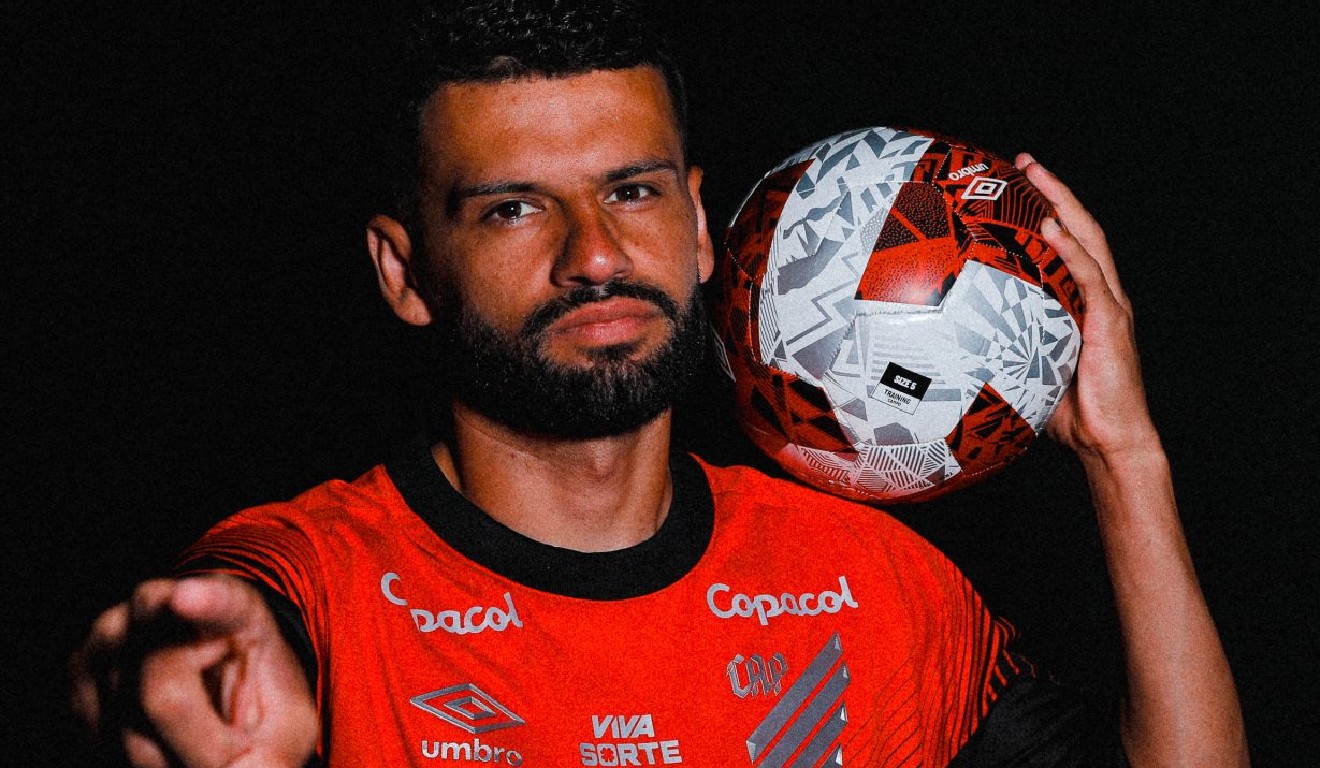 Jadson posa com a camisa do Athletico