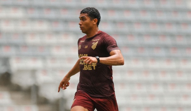 Julimar em treino do Athletico