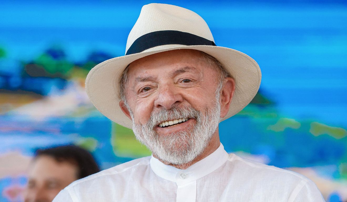 Lula posa para fotografia, com chapéu na cabeça; presidente passou por cirurgia na cabeça