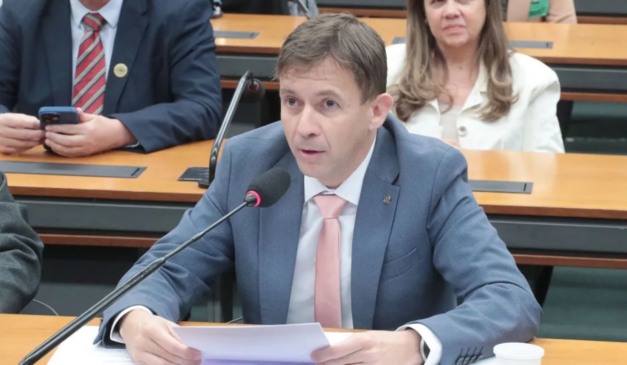 Eduardo Velloso, em fala na Câmara dos Deputados; parlamentar foi alvo de operação da Polícia Federal