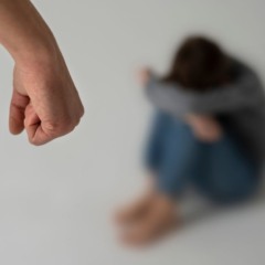 Imagem ilustrativa de adulto amea&ccedil;ando uma crian&ccedil;a, em alus&atilde;o ao caso do pai que abusou sexualmente a filha