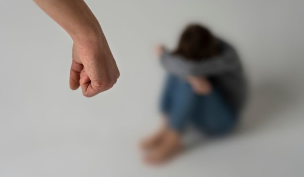 Imagem ilustrativa de adulto ameaçando uma criança, em alusão ao caso do pai que abusou sexualmente a filha