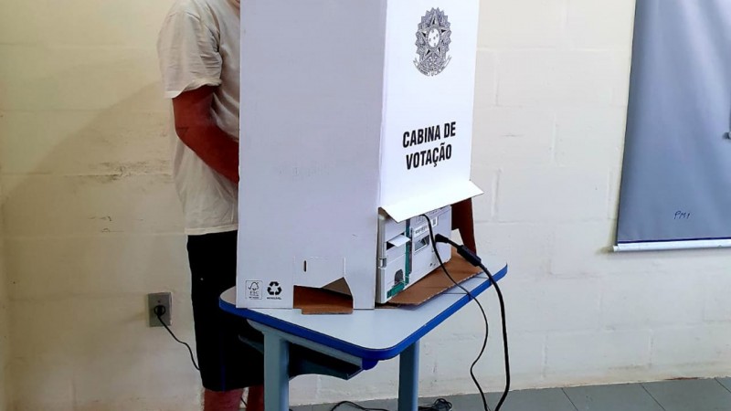 Preso realiza voto em cabine eleitoral